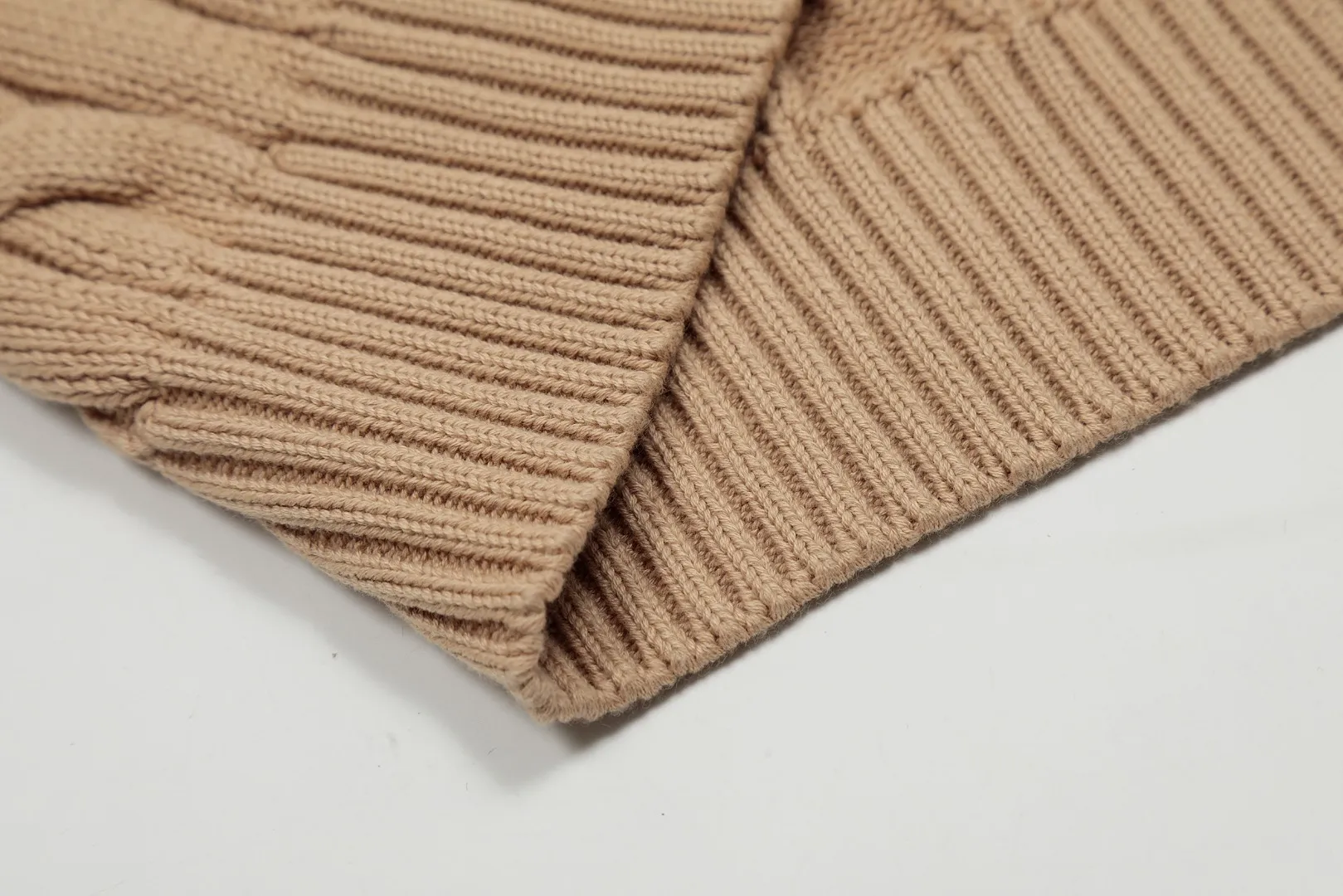 🅿️210 "Top quality" Style number: DS019# [Ralph Lauren V-neck solid color pony embroidered logo hemp flower knitted sweater] ✅Ralph Lauren Ralph Lauren goddess slim basic classic V-neck hemp flower pullover sweater ✅Main supplier platform live broadcast Wholesale entity Replacement when out of stock Not removed from shelves ✅ZP quality 1:1 version Scan the code to enter the GF website Counter quality ✅Detailed quality The only one in Guangzhou Imported quality cotton yarn, focusing on high-end, cost-effective, good quality, needless to say, ✅ simple and easy to match, a must-have item for ootd, good-looking clothes are never picky, a must-have in the goddess' wardrobe, recommended. Size: S-L Color: Black, off-white, gray, navy blue, khaki, pink, light blue, rose red, brown, Chinese red